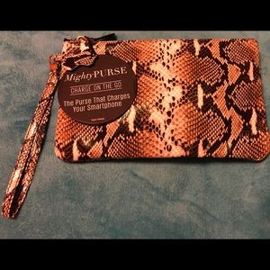 Charging wristlet purse